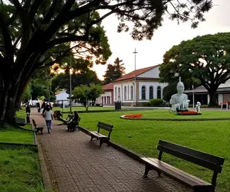 Explorando a Praça Província de Shiga em Porto Alegre